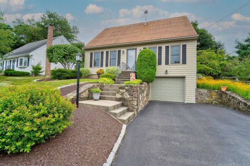95 Sprucedale Dr, Waterbury, CT 06706-2840
