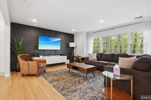 1 Springwood Ter, Kinnelon NJ  07405-2166 exterior