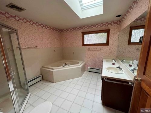 61 Bentley Dr, Franklin Lakes NJ  07417-1942 exterior