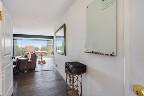 8821 Burr St, Oakland, CA 94605-4001