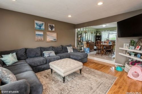 658 Ivy Ct, Bethpage NY  11714-3311 exterior