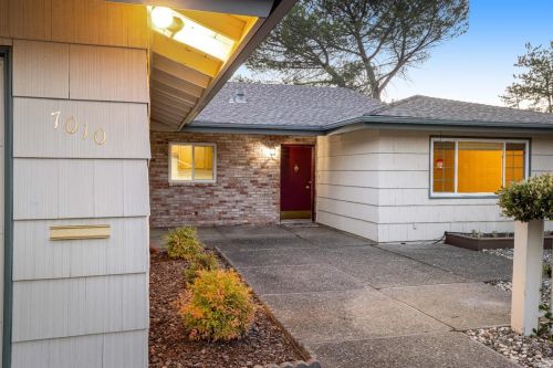 7010 Oakmont Dr, Santa Rosa, CA 95409-6302