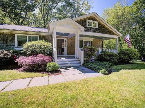 25 Mcguire Rd, Bridgeport, CT 06611-1427