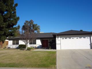2705 Sierraglen Ct, Bakersfield, CA 93306-2820
