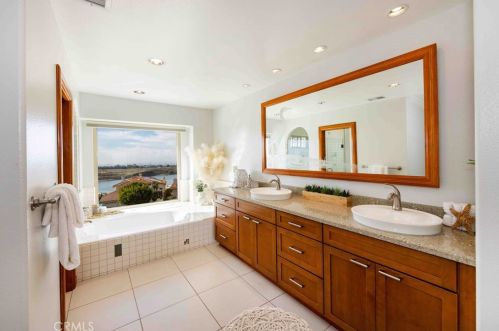 4565 Sea Bluff Cir, Carlsbad CA  92008-3671 exterior