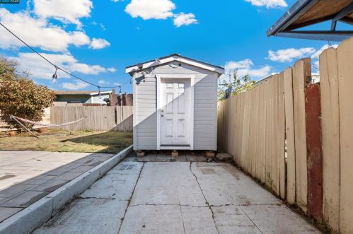 7426 Holly St, Oakland CA  94621-2834 exterior