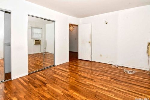 43 Julie Cres, Central Islip NY  11722-4907 exterior