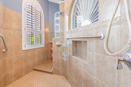 1827 Crooked Oak Ln, Lutz FL  33559-7407 exterior