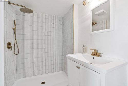 8017 Crest Ave, Oakland CA  94605-3611 exterior