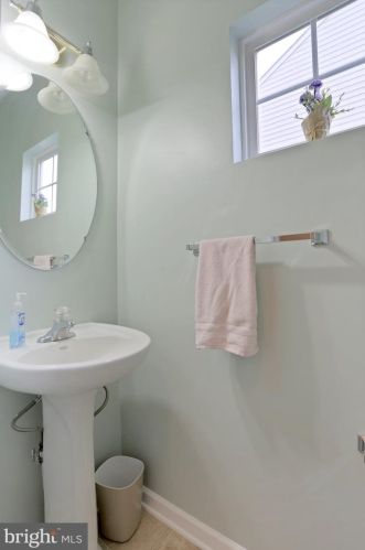 302 Maple Dr, Hanover PA 17331-9417 exterior