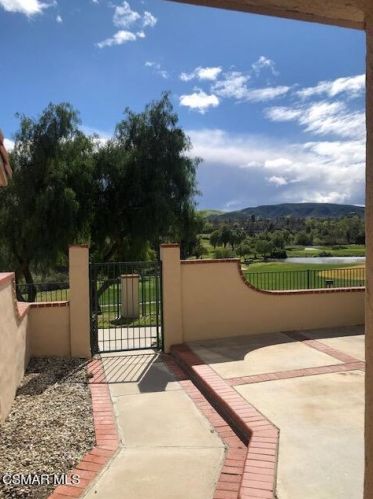 334 Country Club Dr, Simi Valley, CA 93065-7646