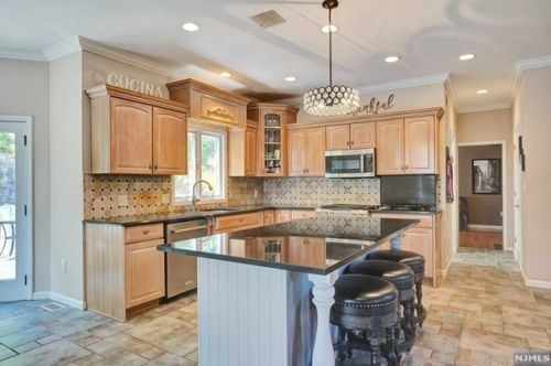 58 Finch Rd, Skyline Lakes NJ  07456-2423 exterior