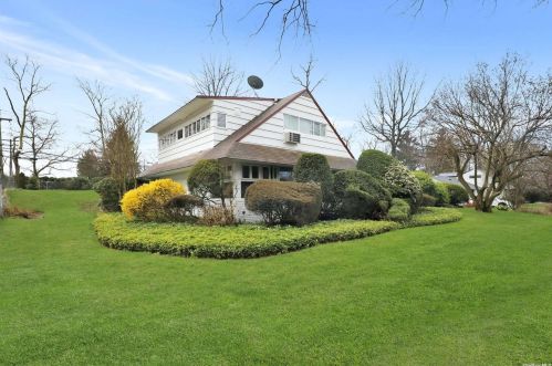 14 Woods Rd, Great Neck, NY 11020-1220