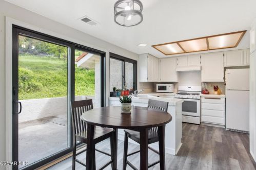 525 Dorado Ct, Calabasas CA  91377-3850 exterior