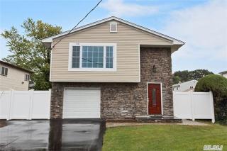 676 Alleghany Ave, North Lindenhurst, NY 11757-2825