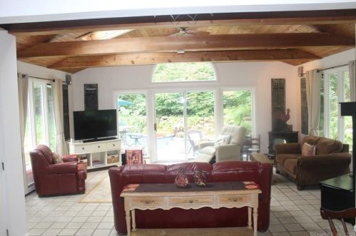 84 Columbine Dr, Bridgeport CT  06611-4601 exterior