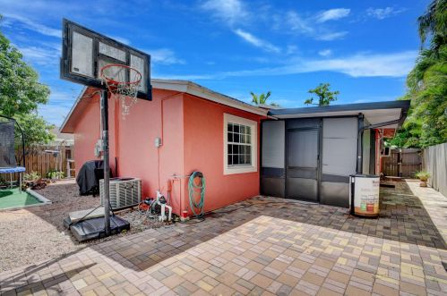 5811 Banana Rd, West Palm Beach, FL 33413-1876