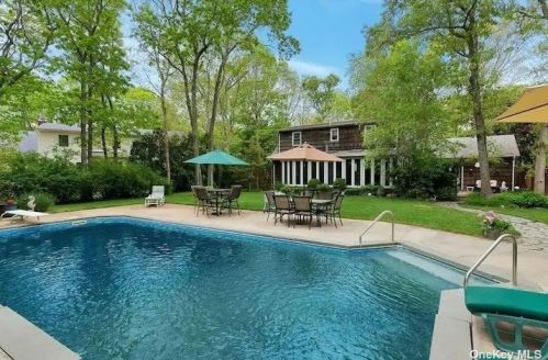 7 Washington Dr, East Quogue, NY 11942-4707