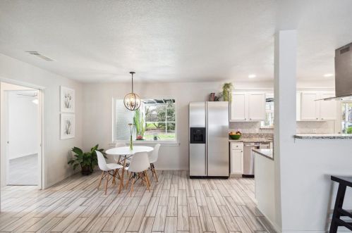 201 Huitt Ln, Euless, TX 76040-5352