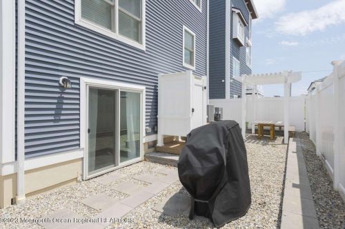 5 Fort Ave, Pelican Island NJ  08751-1512 exterior