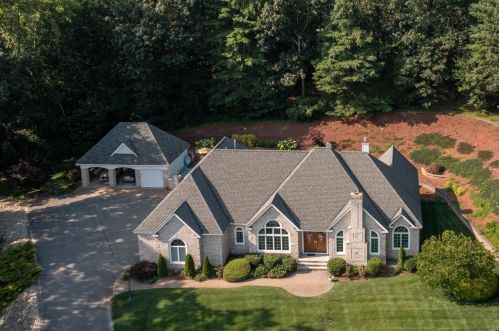 135 Hooker Farm Rd, Salem NH  03079-1815 exterior