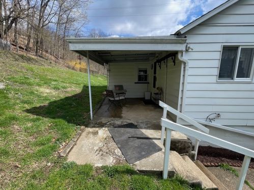 1119 Wills Ave, New Kensington PA  15068-3830 exterior