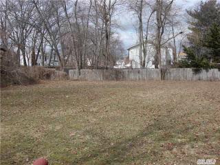 283 10th St, North Lindenhurst, NY 11757-4507