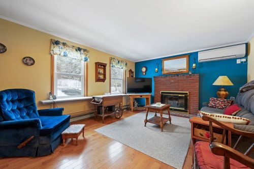 12 Ginger Dr, Goffstown NH  03045-2939 exterior