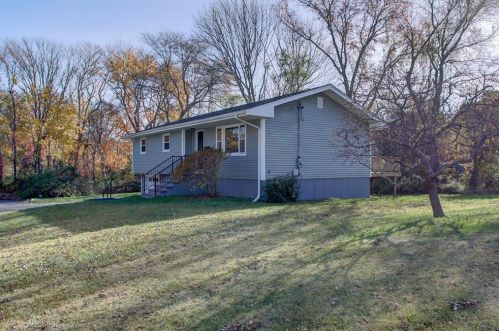 121 Fir Ave, Tiverton RI  02878-1640 exterior