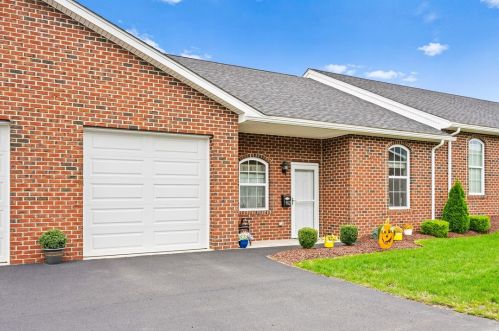 902 Valentina Ln, New Kensington, PA 15068