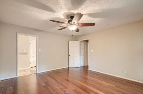 6 Lancelot Ln, Conroe, TX 77304-2710