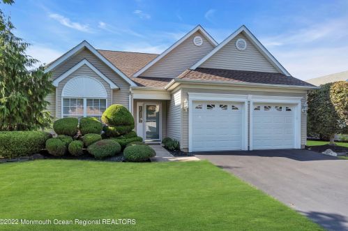 151 Skyline Dr, Lakewood, NJ 08701-5739
