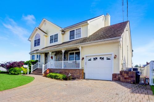 3948 Beacon Rd, Seaford, NY 11783-3601
