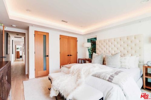 14322 Collins St, Van Nuys CA  91401-4612 exterior