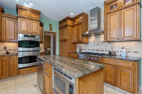 1 Lenni Lenape Ct, Stony Point NY  10980-3438 exterior