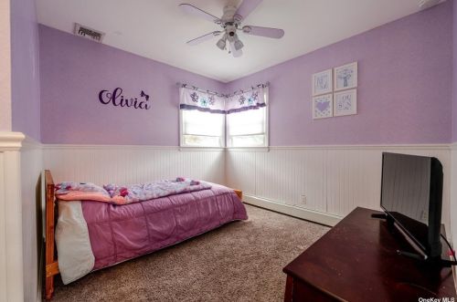 372 5 St, North Lindenhurst NY 11757-1149 exterior