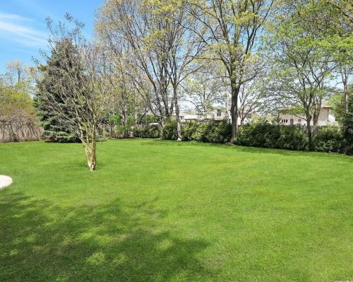 87 Wexford Dr, Oakdale NY  11769-1438 exterior