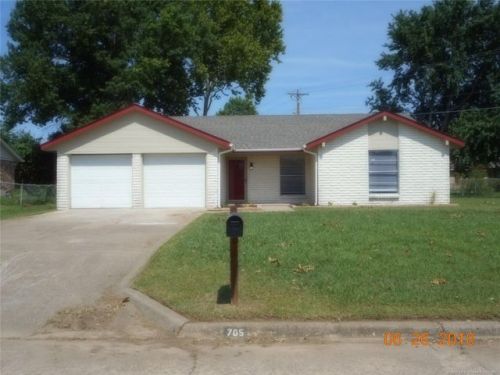 705 Queens Rd, Muskogee, OK 74403-8350