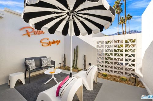 1840 Sandcliff Rd, Palm Springs CA  92264-4844 exterior