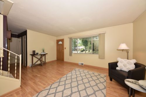 604 Renson Rd, Chenequa, WI 53029-1820