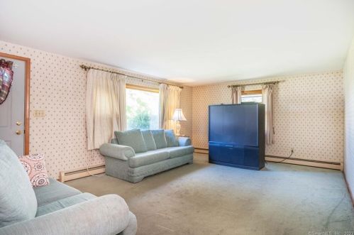 49 Skinner Rd, East Windsor, CT 06016-9693