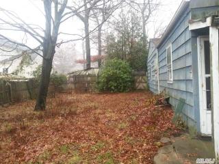 84 Lincoln Rd, Gordon Heights, NY 11763-2258