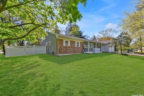 62 Verleye Ave, Elwood, NY 11731-5825