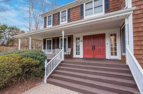 6 Meadow Glen Rd, Northport, NY 11768-2710