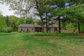24 Briarhurst Dr, Fortsville, NY 12831-1038