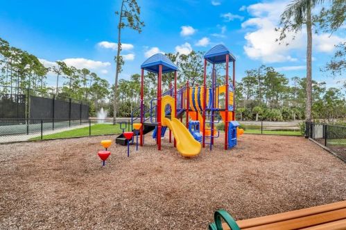 5893 Northridge Dr, Naples FL  34110-2376 exterior