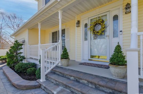 44 Washburn St, Lake Grove, NY 11755-2730