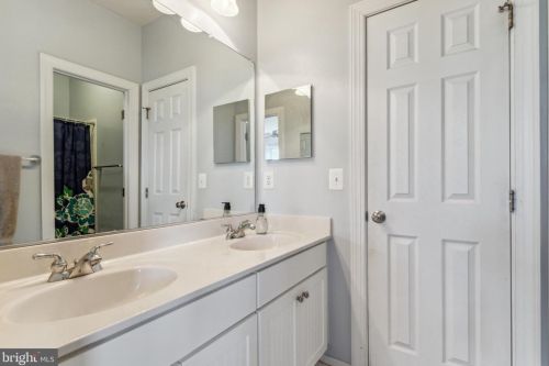 8373 Pedigrue Ct, Gainesville VA  20155-3240 exterior