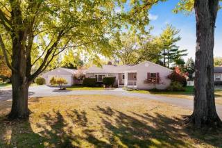 1359 Old Henderson Rd, Columbus, OH 43220-3609