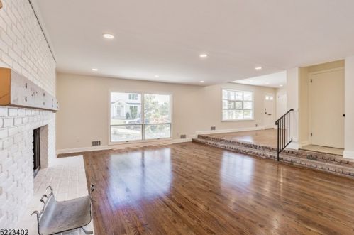 19 Borkowski Pl, West Paterson, NJ 07424-2907